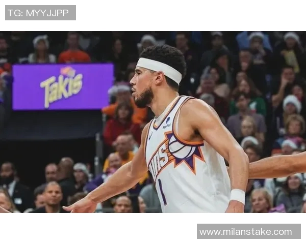 布克三节高效表现斩获24分7助攻正负值22助球队取得领先